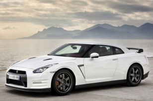 Nissan&nbsp;GT-R coupe