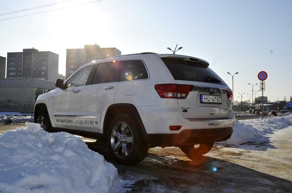 Jeep Grand Cherokee lasītāju tests