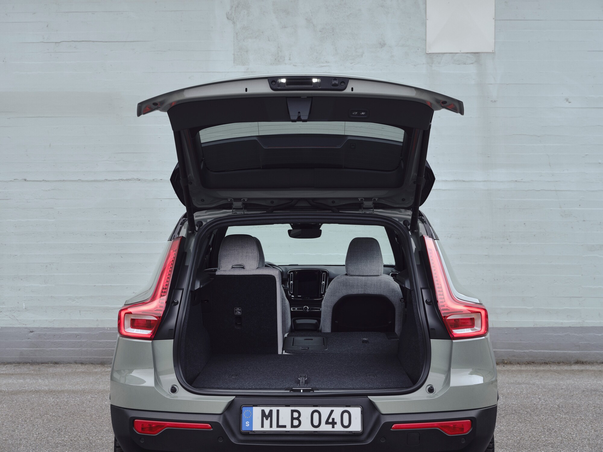 https://www.whatcar.lv/cars/Volvo/EX40/e3f2201841db336a248b645f91c640de.jpg