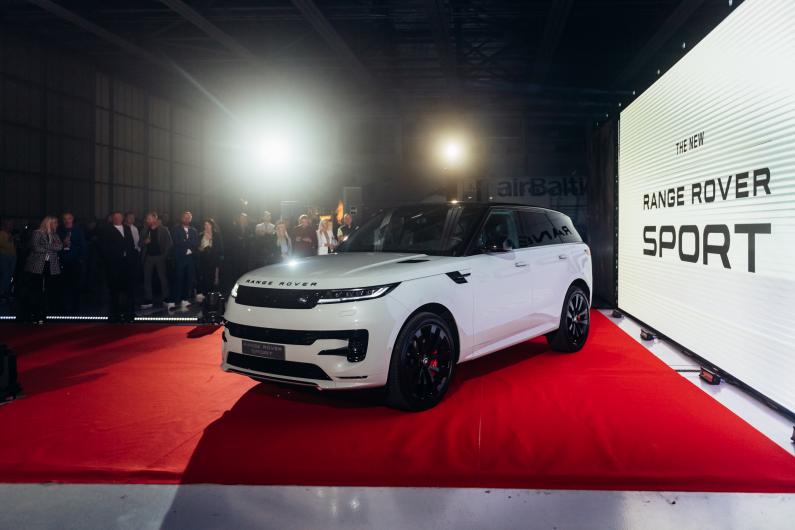 Rīgā uzmirdz Range Rover Sport zvaigzne