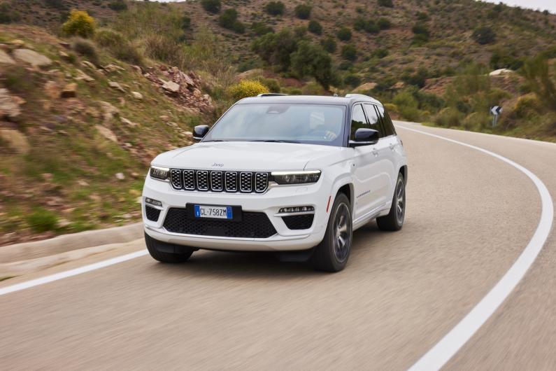 Jeep Grand Cherokee pirmais brauciens