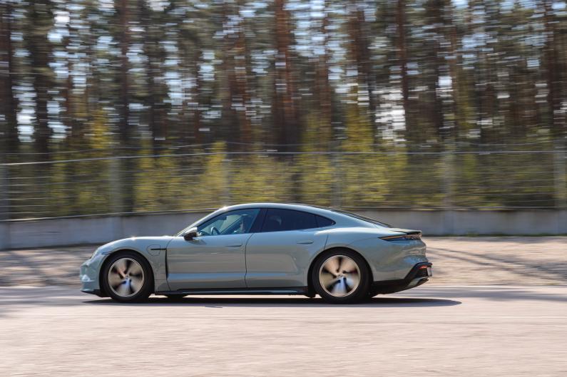 Rīgā prezentēts jaunais, būtiski uzlabotais pilnībā elektriskais “Porsche Taycan”