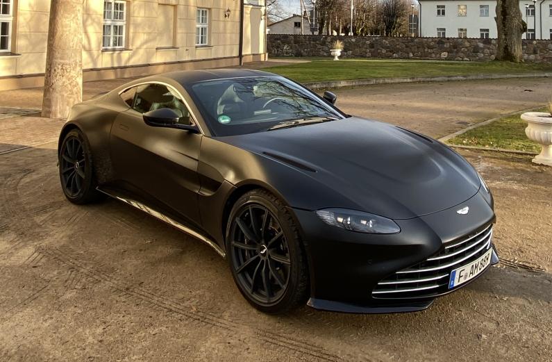 Aston Martin Vantage testa brauciens