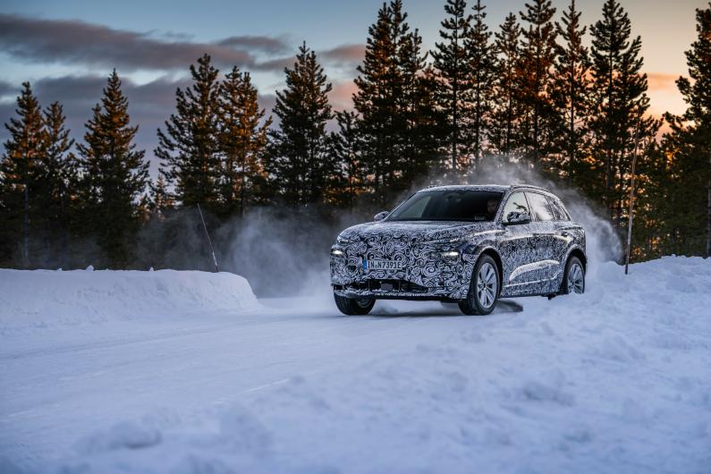 Audi testē sērijveida ražošanas Q6 e-tron prototipu tālajos ziemeļos