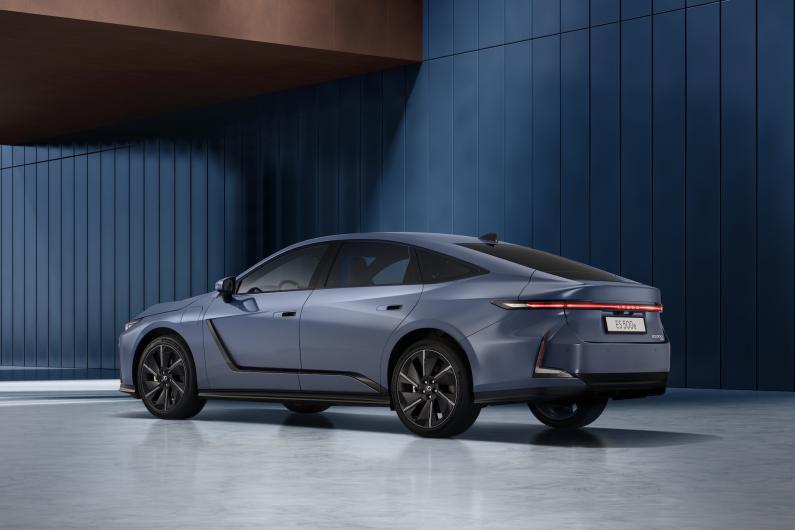 Lexus prezentē jaunās paaudzes ES