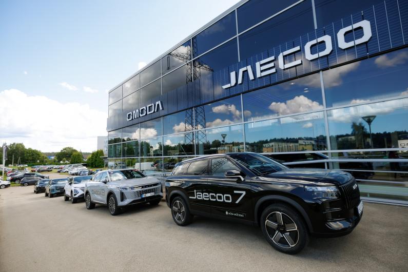 Rīgā atklāts pirmais Omoda un Jaecoo autosalons Baltijā