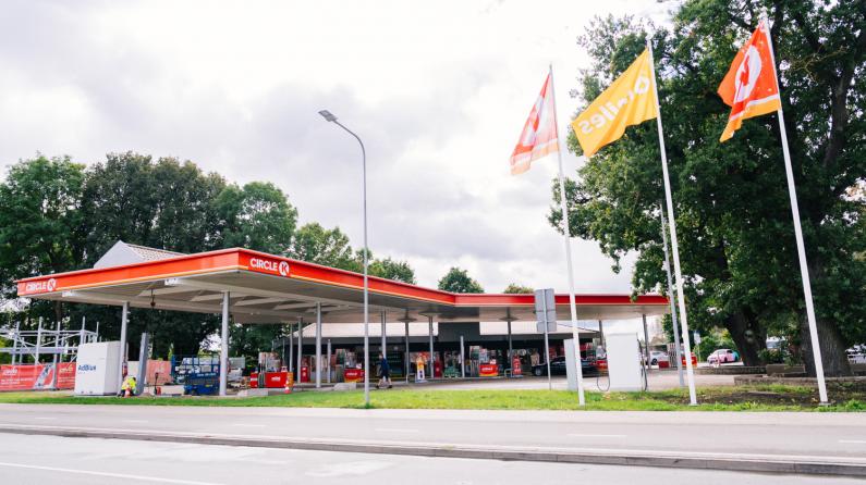 Rīgā atver jaunu “Circle K” degvielas uzpildes staciju – pirmo Baltijas tīklā ar 100% atjaunojamo dīzeļdegvielu