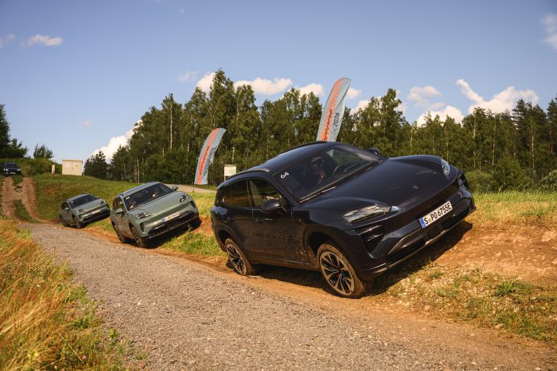 Latvijā pirmo reizi prezentēts jaunais Porsche Cayenne Coupé Electric