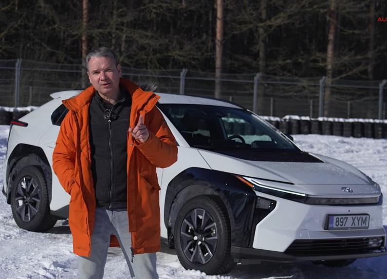 Ar jaunāko Toyota bZ4x uzveicām Latvijas ziemu