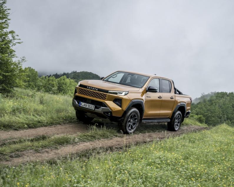 Hilux 2.8D daļējs hibrīds tagad pieejams Toyota pārstāvniecībās visā Latvijā