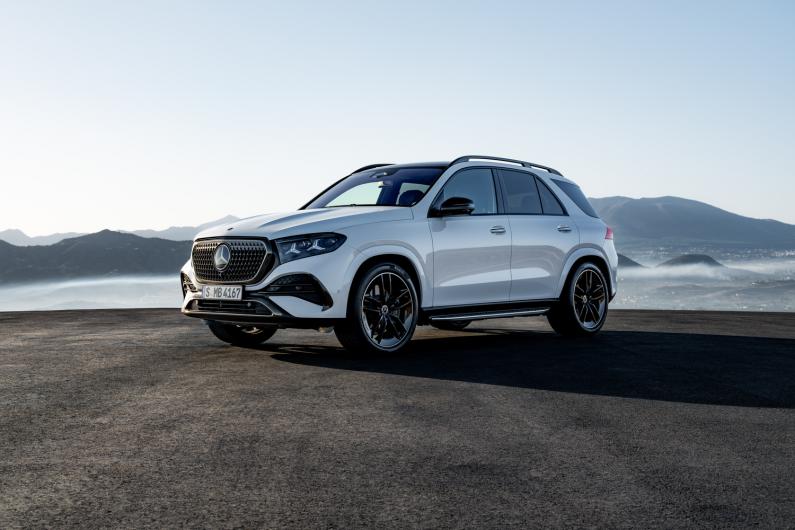 Ar zvaigžņotu skatienu: Mercedes-Benz restartē lielos SUV