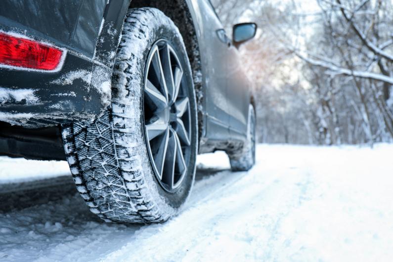 Līdz ar sniegu divkāršojies auto tehniskās palīdzības izsaukumu skaits; eksperts sniedz padomus drošai braukšanai